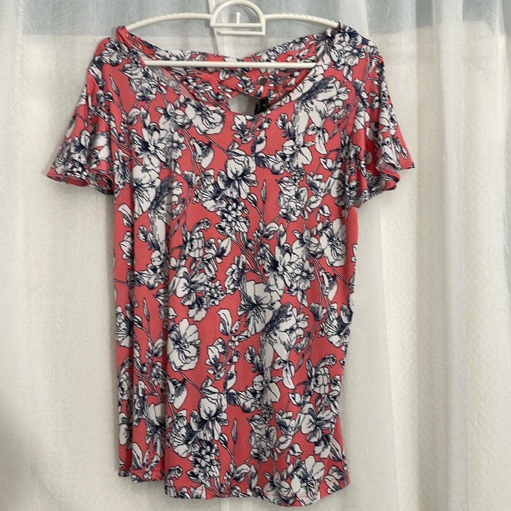 Links coral and blue top with cross crossing in back with butterfly sleeve small
